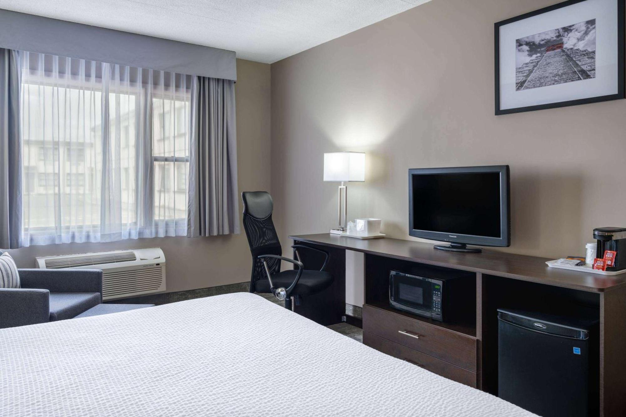 Ramada By Wyndham Thunder Bay Airlane Hotel Exteriör bild