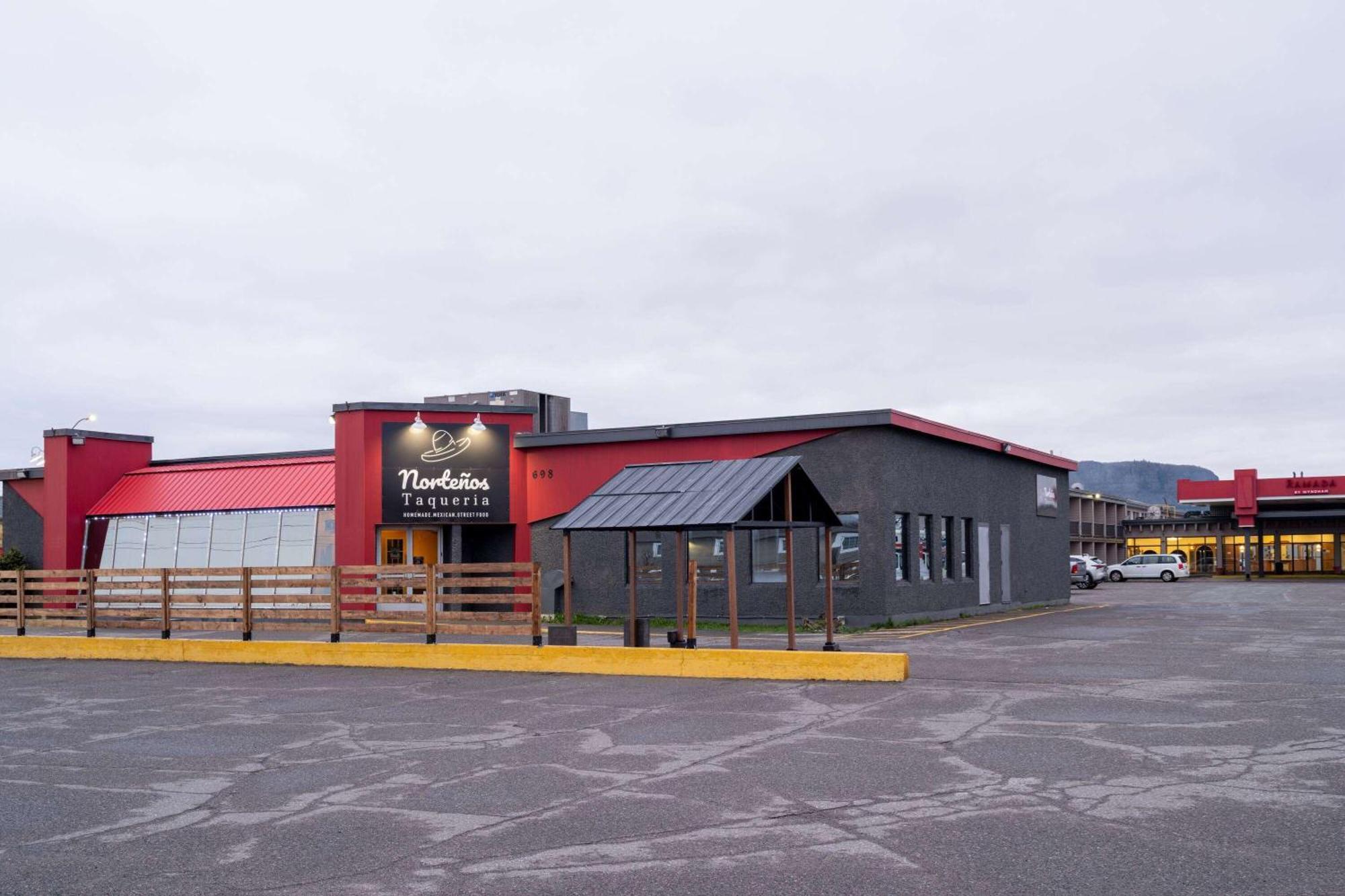 Ramada By Wyndham Thunder Bay Airlane Hotel Exteriör bild