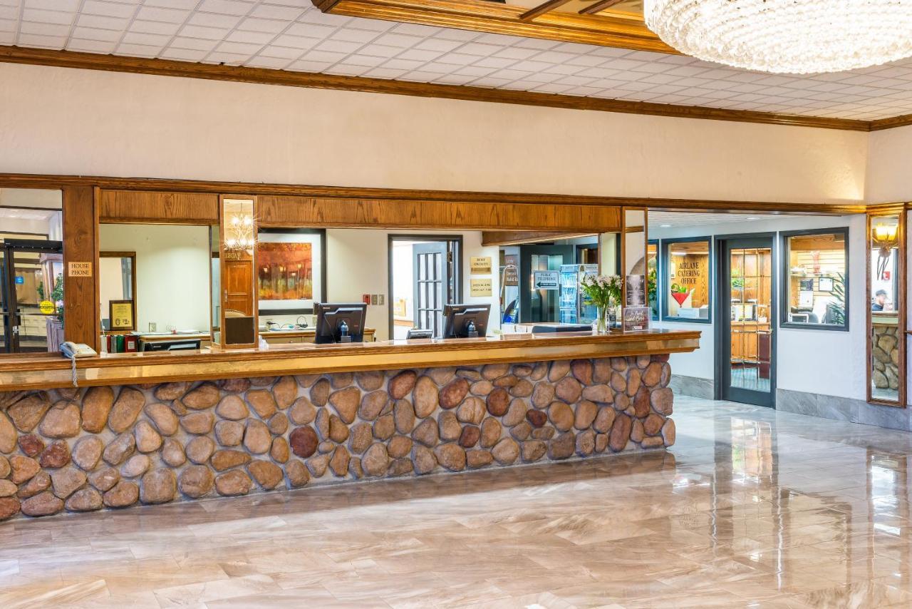 Ramada By Wyndham Thunder Bay Airlane Hotel Exteriör bild
